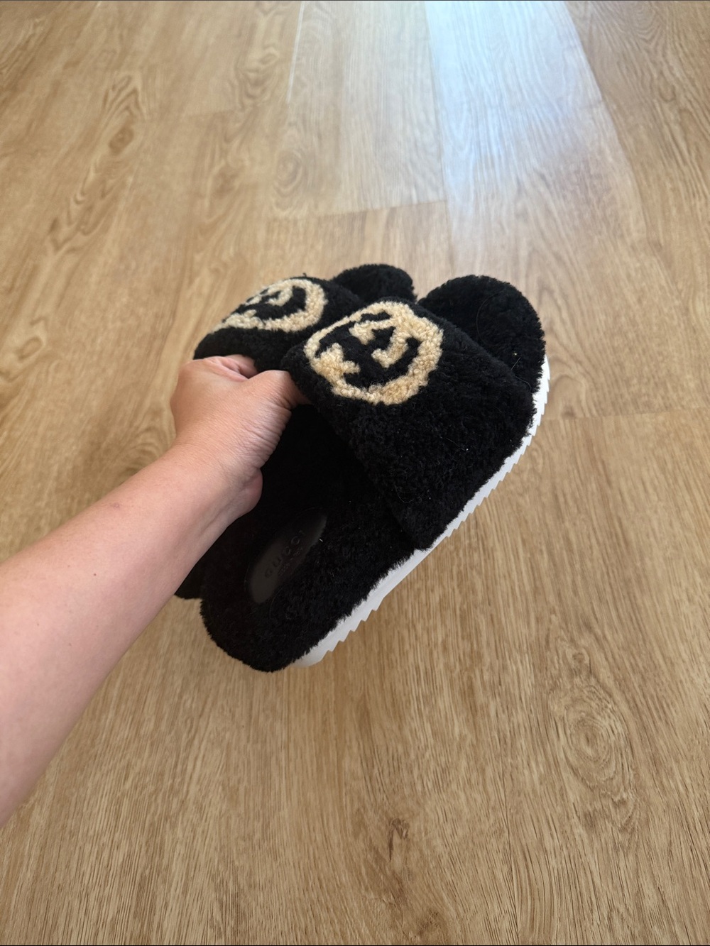 Gucci Black and Cream Shearling Logo Slide Sandals - Picture 6 of 6